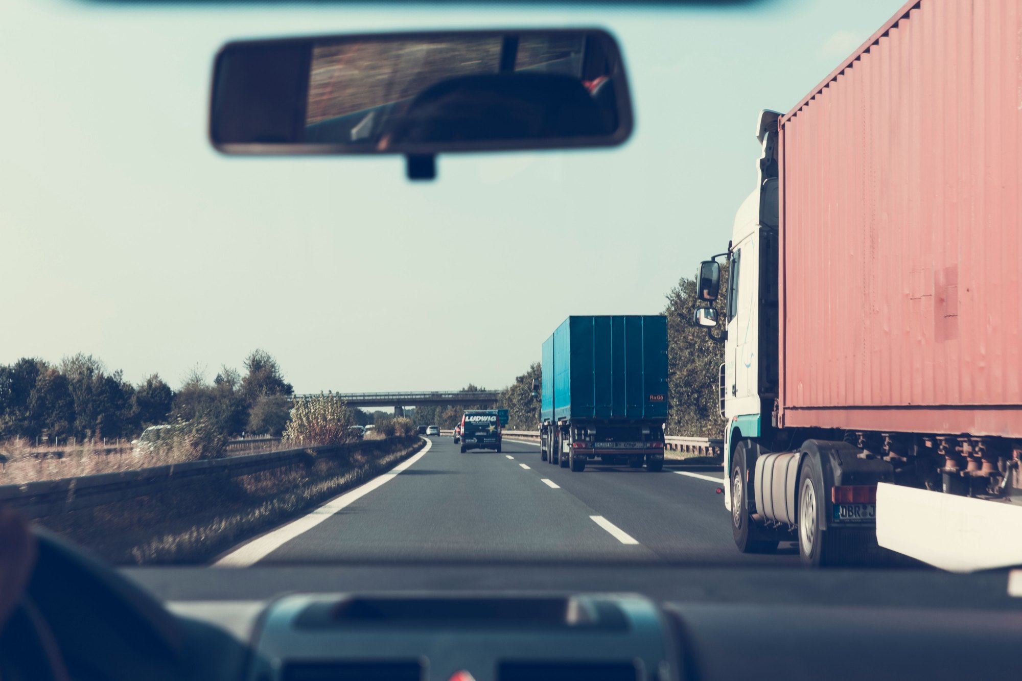 Camiones de transporte de mercancías circulando por carretera