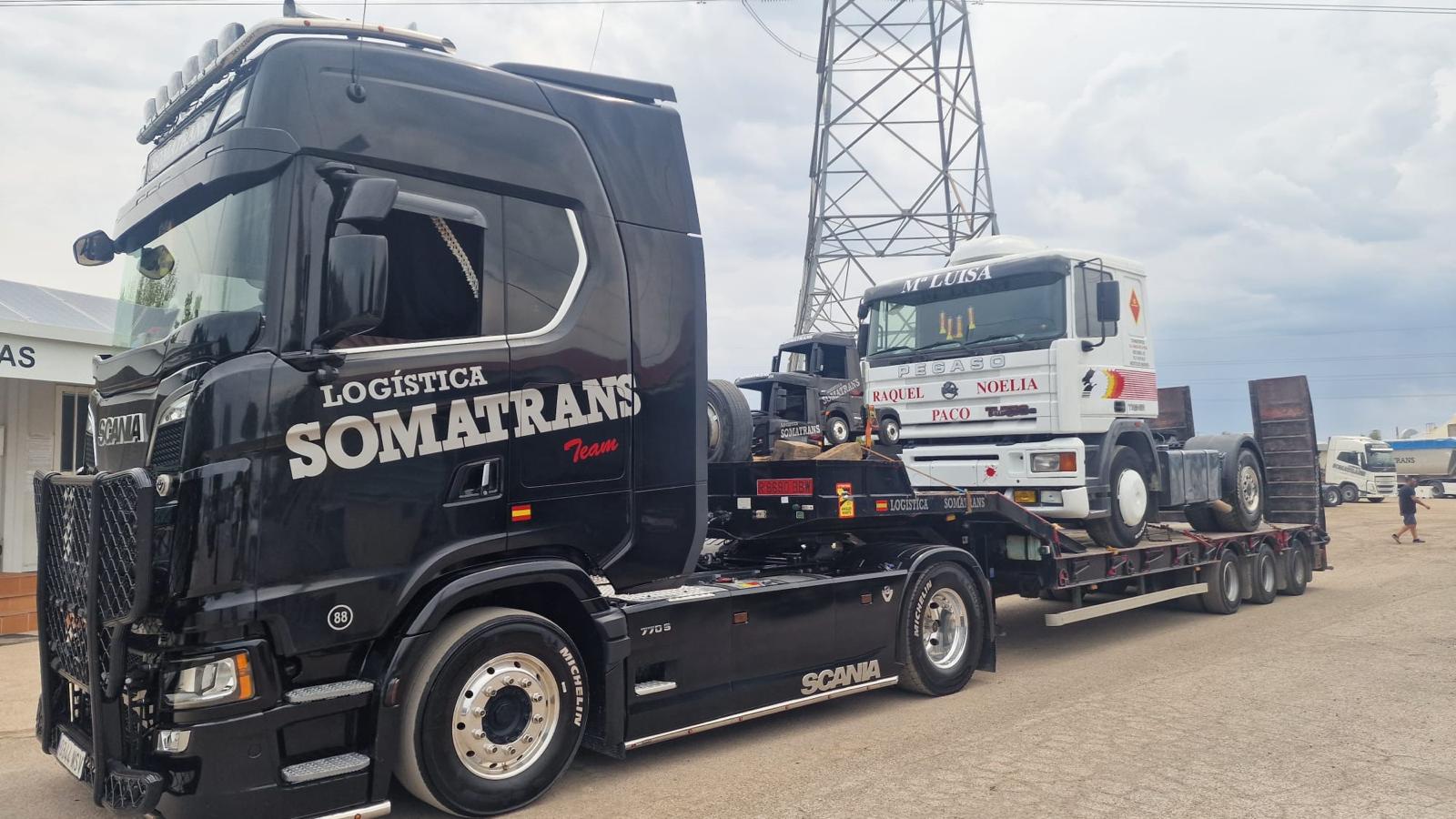 Camión de Logística Somatrans transportando otro vehículo